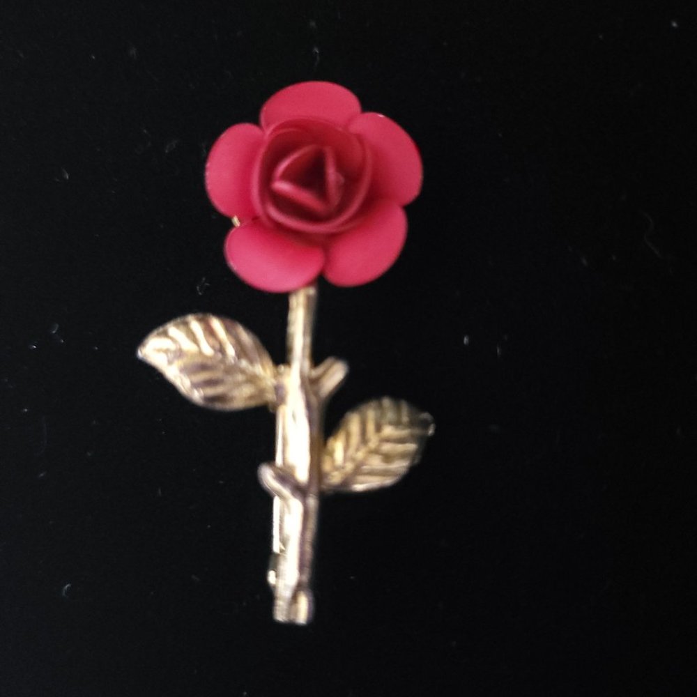 Lovely Red Rose Pin Gold-Tone MCM Stem Leaves Demure Vintage Jewelry 6366